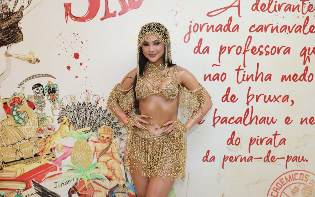 Rainha de bateria da Unidos da Tijuca, Mileide Mihaile, chega à quadra do Salgueiro, no Andaraí, Zona Norte do Rio