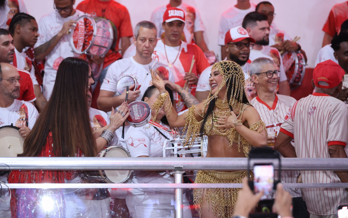 Viviane Araujo e Mileide Mihaile sambam juntinhas