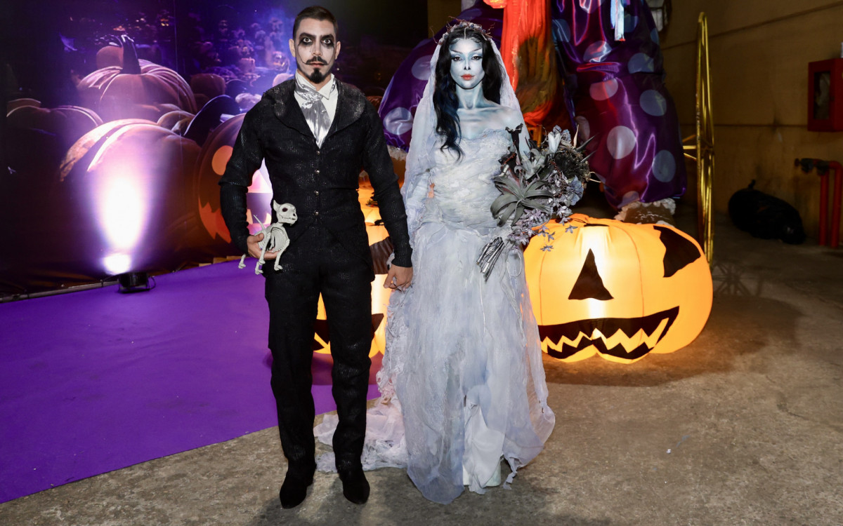 Giovanna Lancellotti e Gabriel David reúnem famosos em festa de Halloween no Rio
