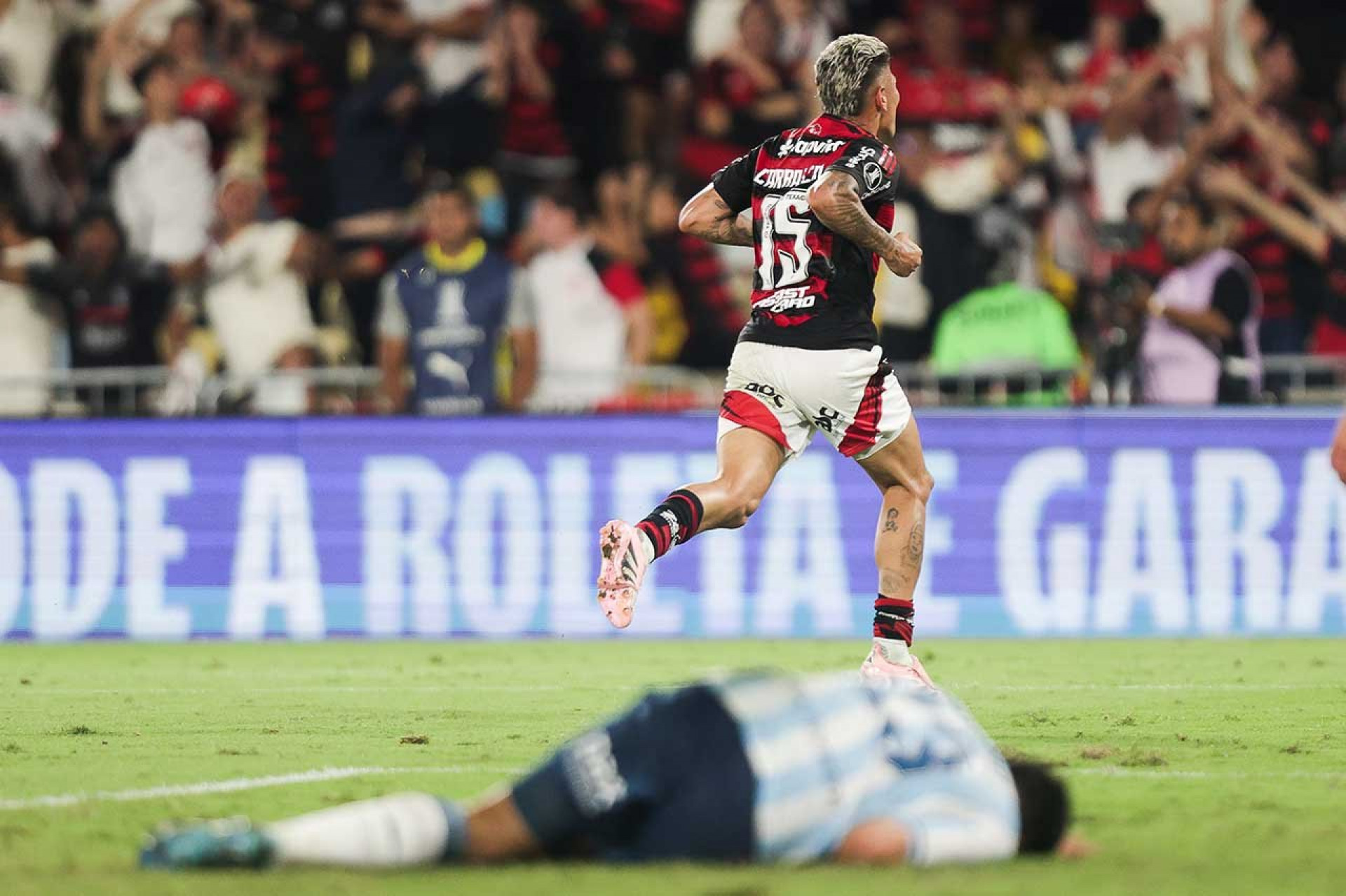Carrascal sofre edema ósseo na costela, e Flamengo atualiza sobre tratamento