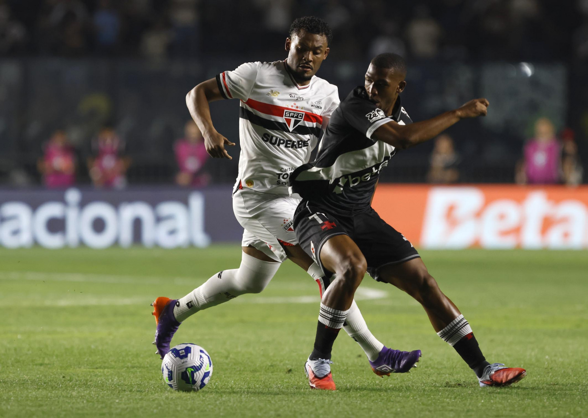 Rayan em ação na derrota do Vasco para o São Paulo, em São Januário - Rubens Chiri / São Paulo FC