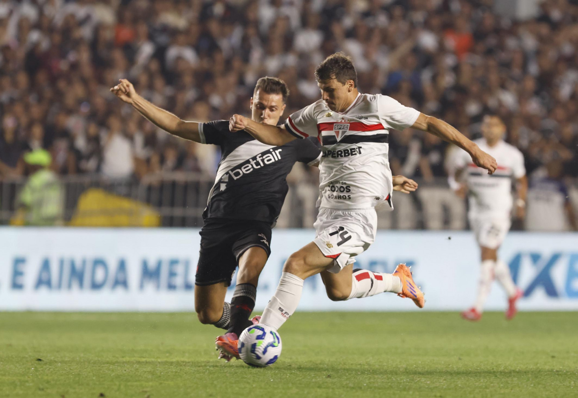 Lucas Piton em ação na derrota do Vasco para o São Paulo, em São Januário - Rubens Chiri / São Paulo FC