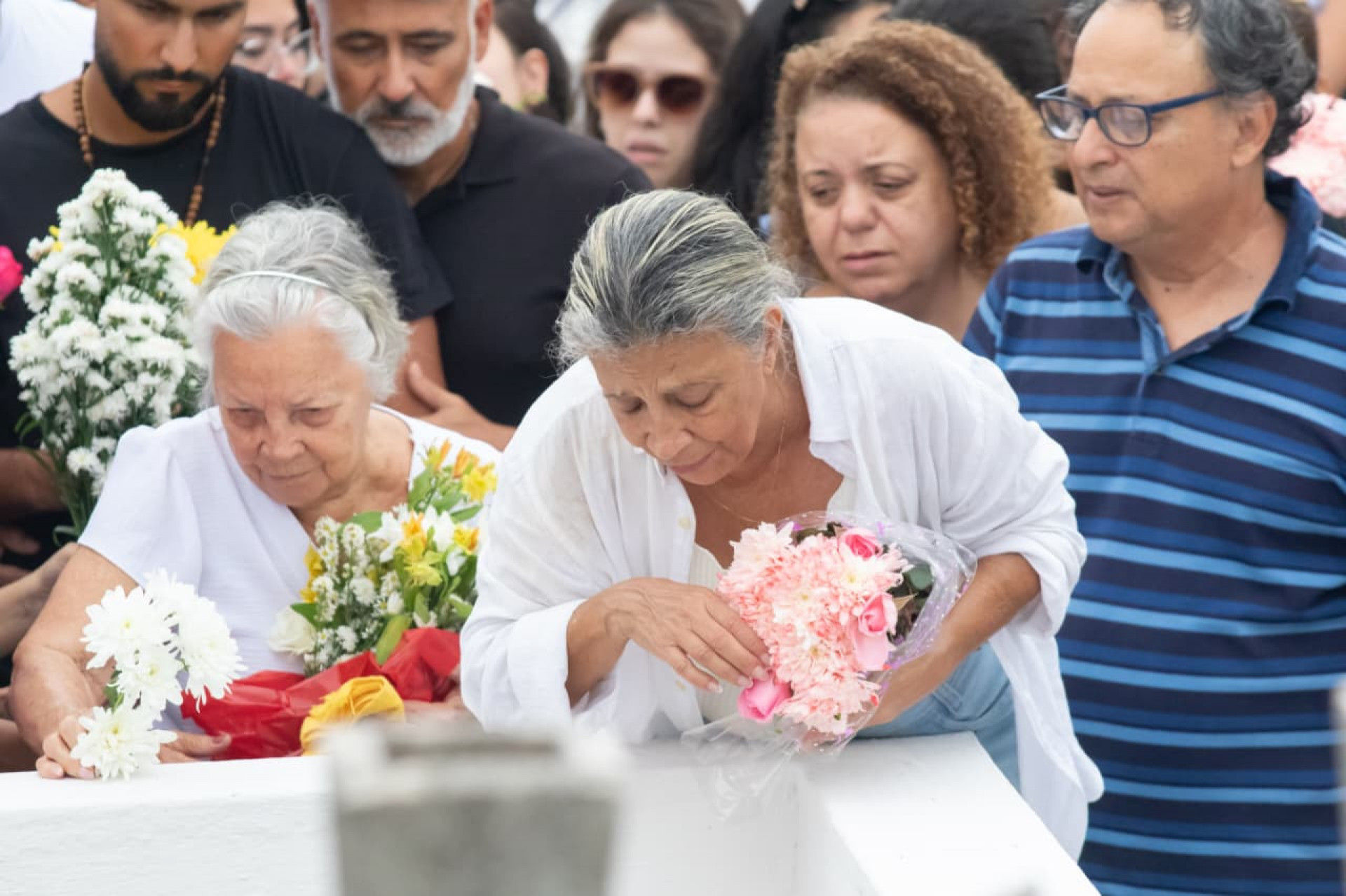 Familiares e amigos se despediram de Bárbara Borges no Cemitério de Irajá - Érica Martin / Agência O Dia
