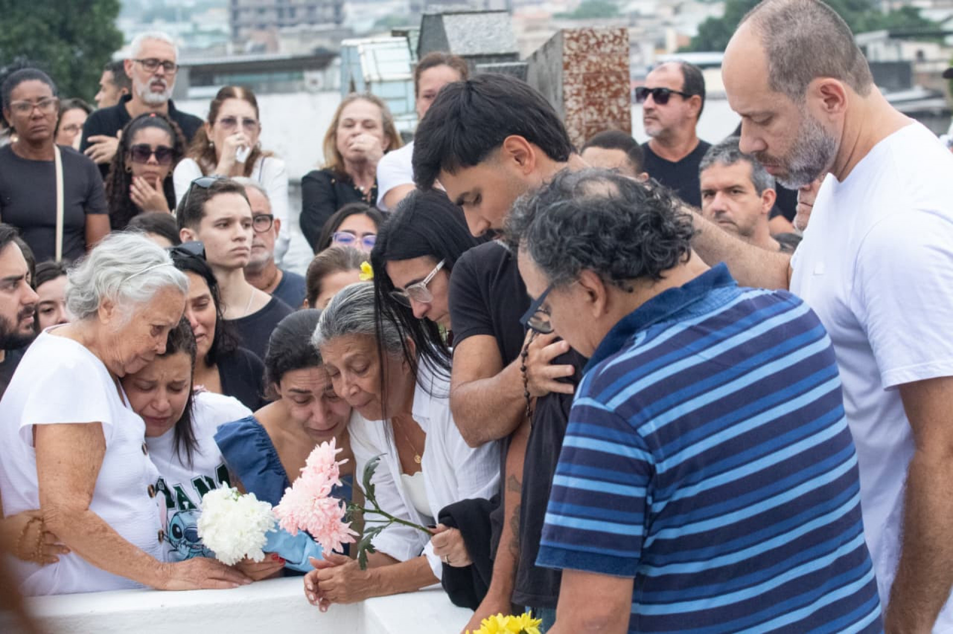Familiares e amigos se despediram de Bárbara Borges no Cemitério de Irajá - Érica Martin / Agência O Dia