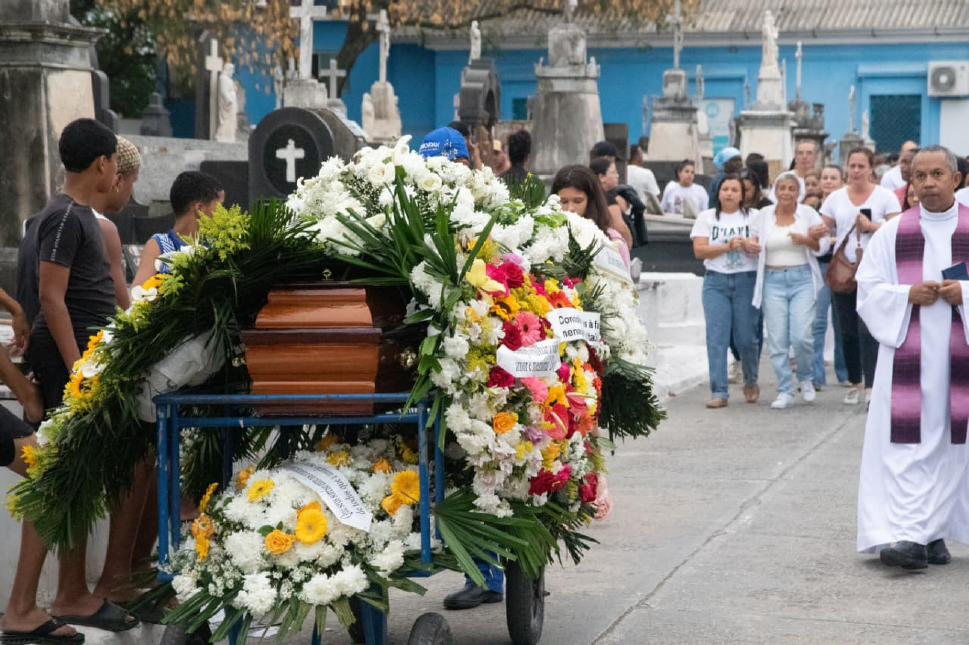 Familiares e amigos se despediram de Bárbara Borges no Cemitério de Irajá - Érica Martin / Agência O Dia