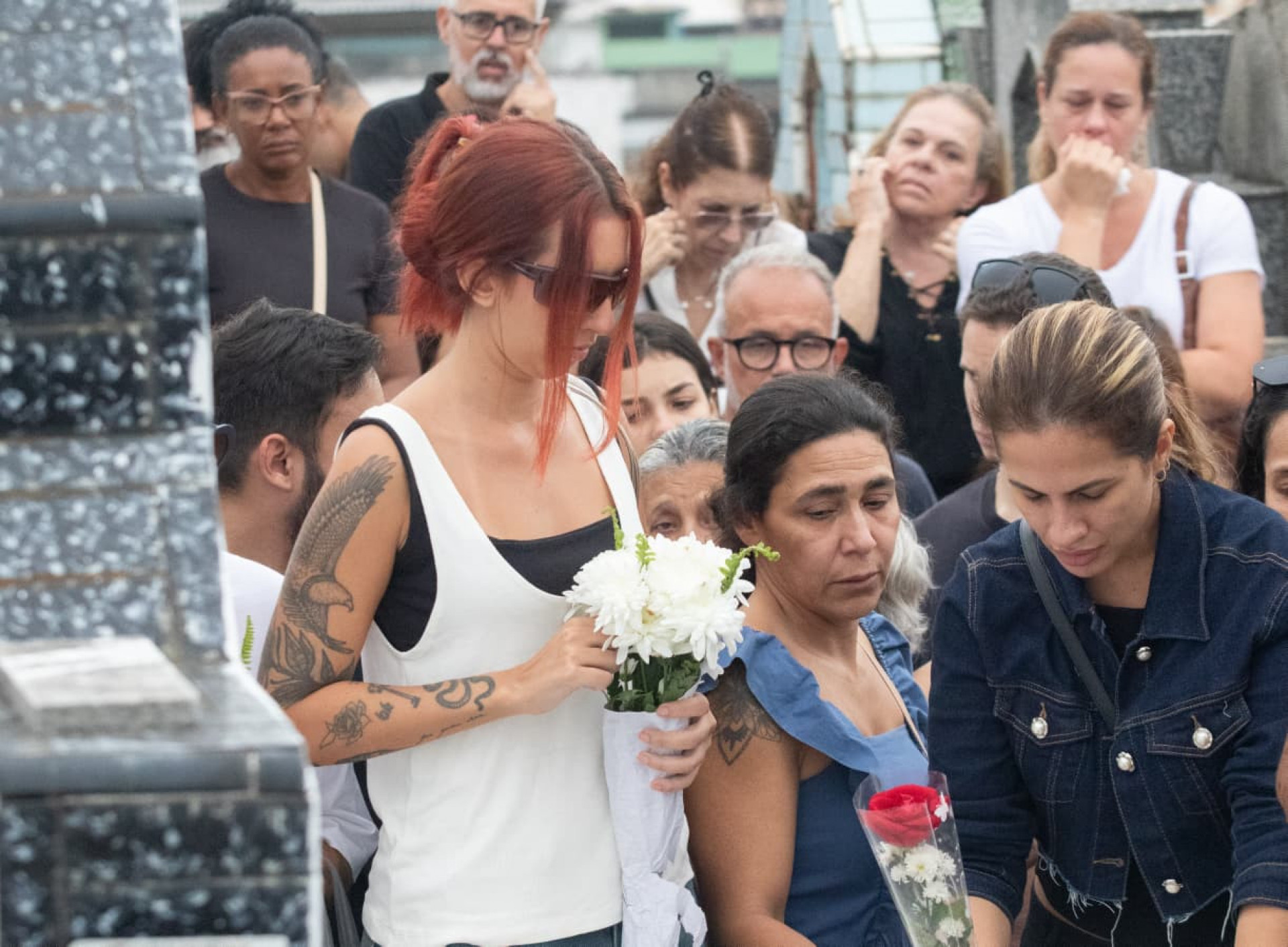Familiares e amigos se despediram de Bárbara Borges no Cemitério de Irajá - Érica Martin / Agência O Dia