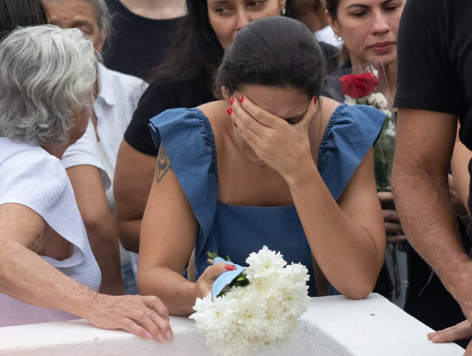 Familiares e amigos se despediram de Bárbara Borges no Cemitério de Irajá - Érica Martin / Agência O Dia