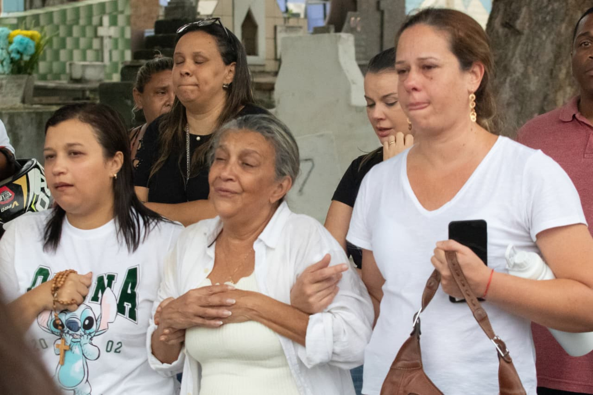 Familiares e amigos se despediram de Bárbara Borges no Cemitério de Irajá - Érica Martin / Agência O Dia