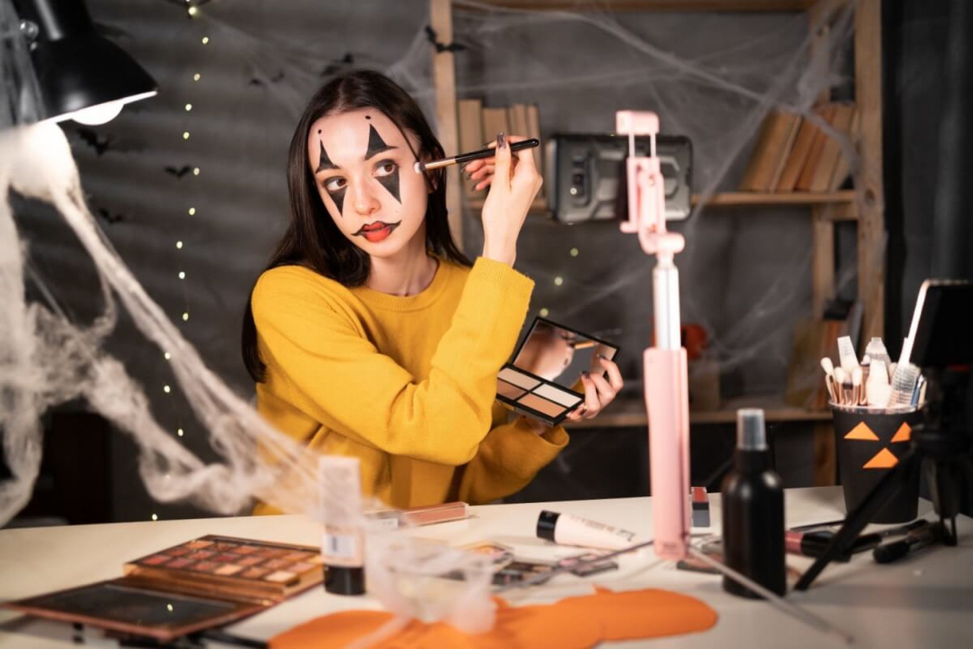 Produtos do dia a dia podem se transformar em aliados criativos para compor maquiagens de Halloween (Imagem: Lysenko Andrii | Shutterstock)