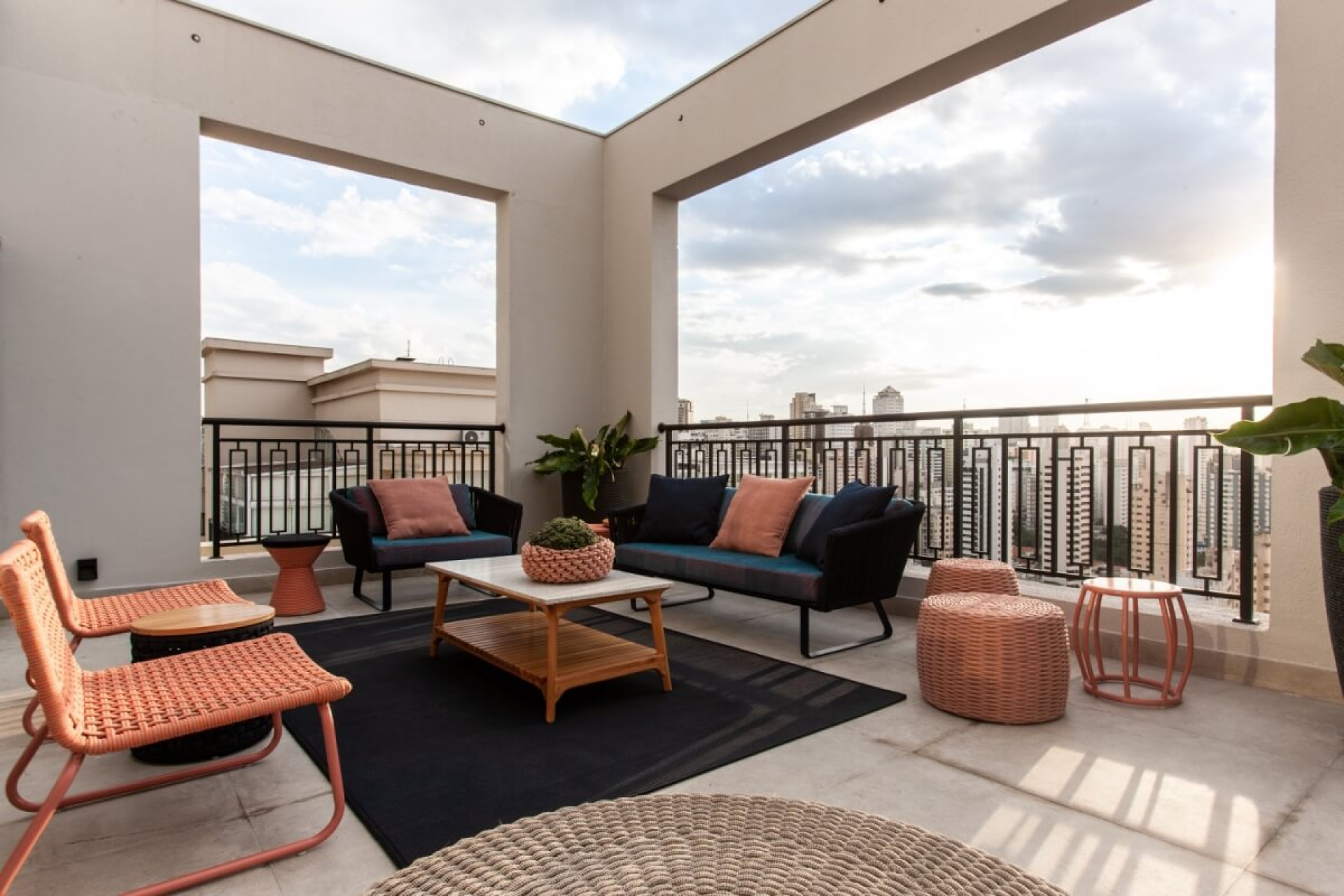 A escolha certa de materiais garante resistência e elegância nas áreas ao ar livre (Projeto: Daiane Antinolfi | Imagem: Eder Bruscagin)