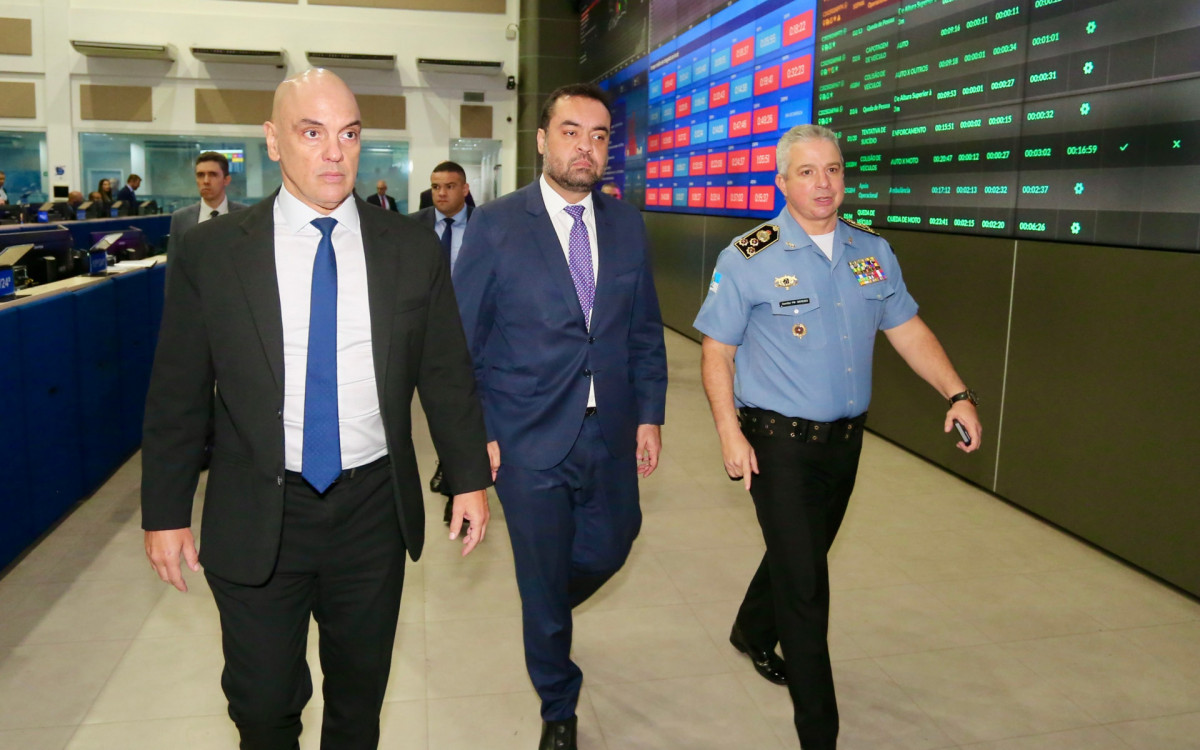 Ministro Alexandre de Moraes visita sala de inteligência e controle do CICC