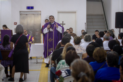 Cemitério de Maricá recebe milhares de pessoas no feriado do Dia de Finados