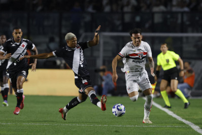 Barros sente dores no tornozelo, deixa estádio mancando e preocupa Vasco