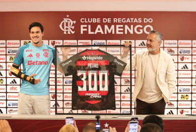 Pedro recebe homenagem e celebra marca de 300 jogos pelo Flamengo: 'Só agradecer'
