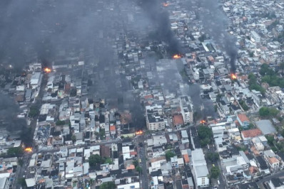 Vídeos mostram cenário de guerra durante megaoperação na Penha e Alemão