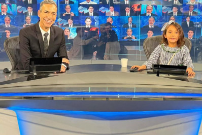 Cesar Tralli posa com a filha na bancada do 'Jornal Nacional' e encanta famosos