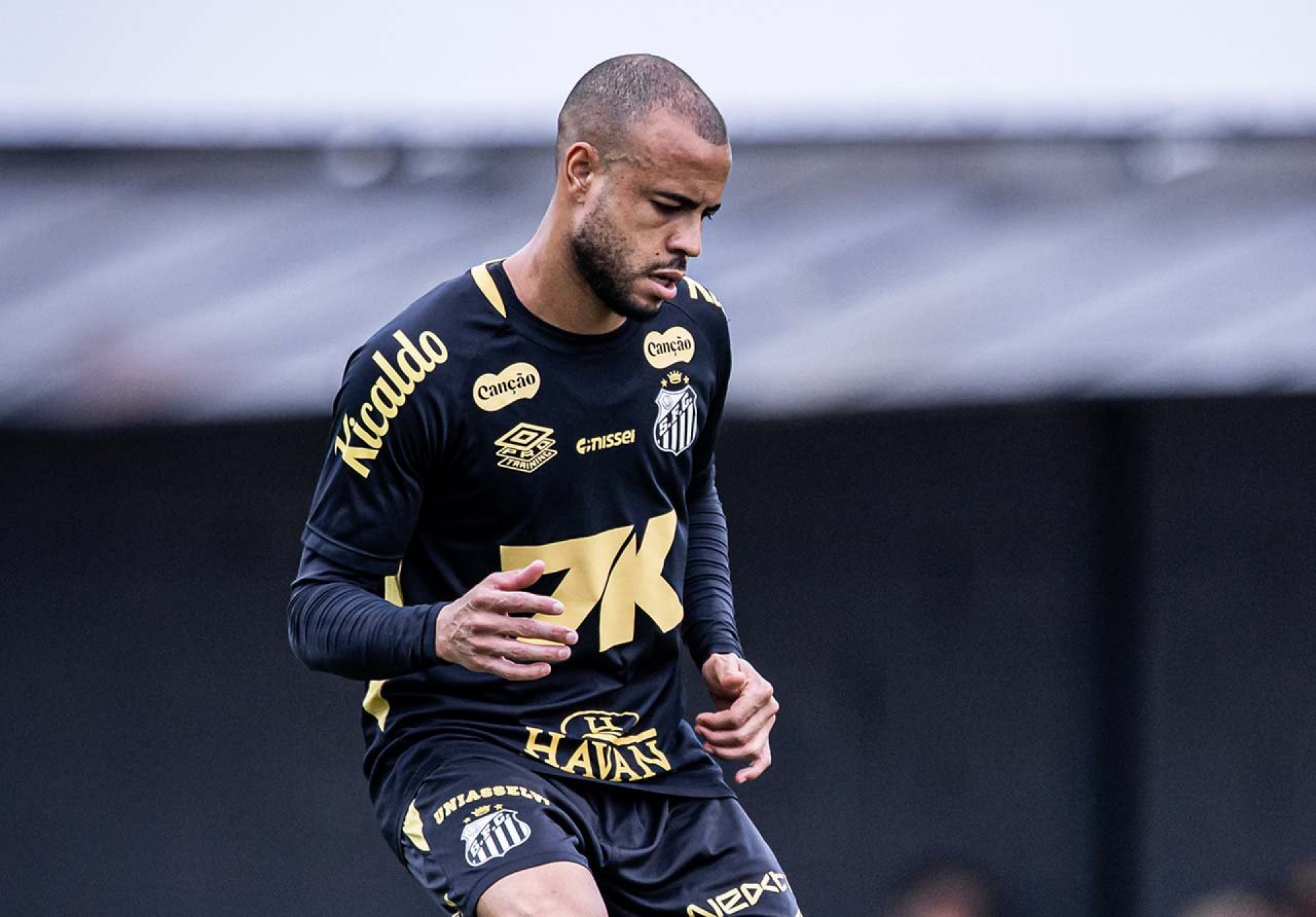 Santos adota cautela com Neymar, que faz trabalho regenerativo no CT