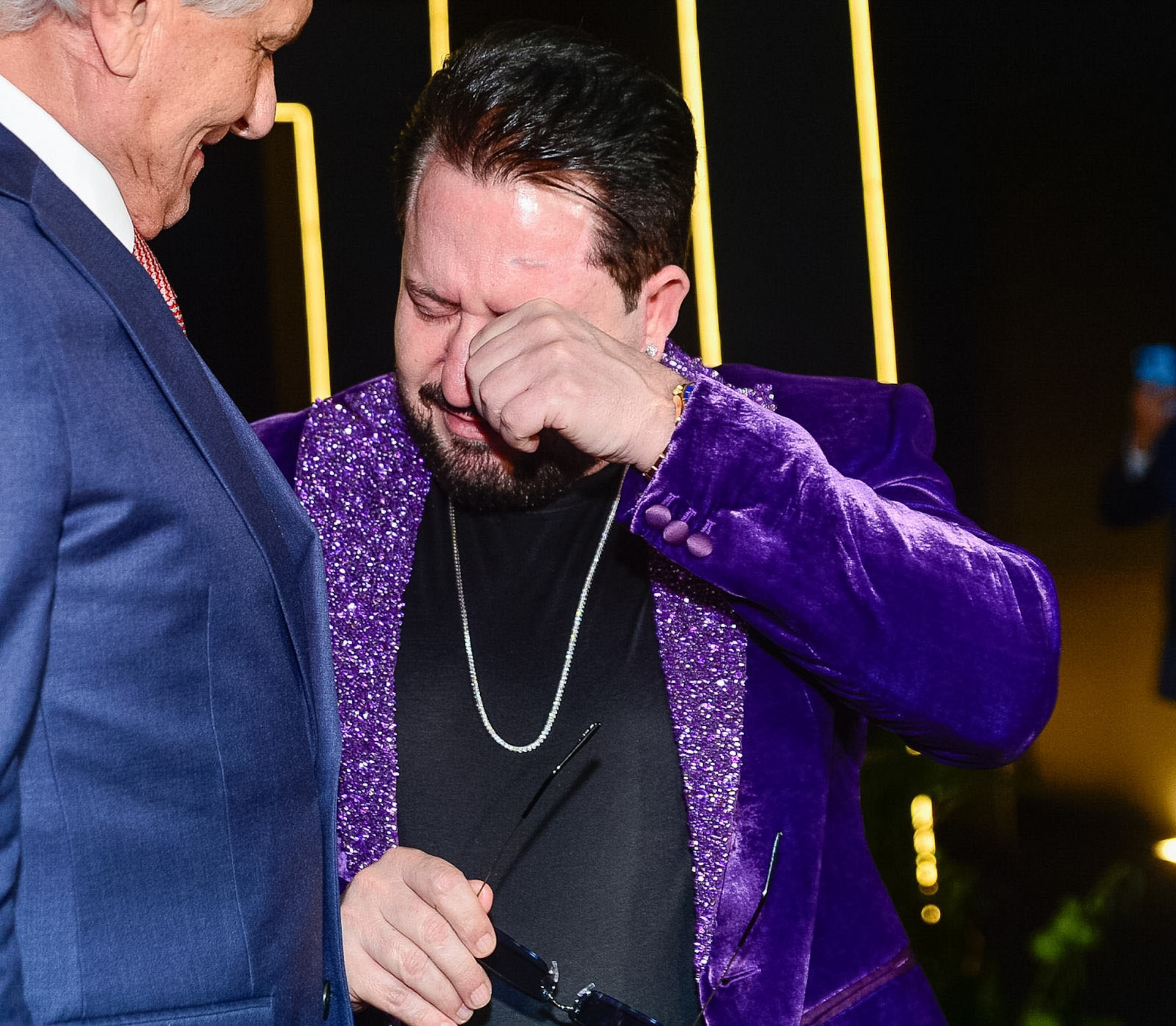 Emocionado canto sertanejo Marrone chega na sua festa de 60 anos - Eduardo Martins | Brazil News