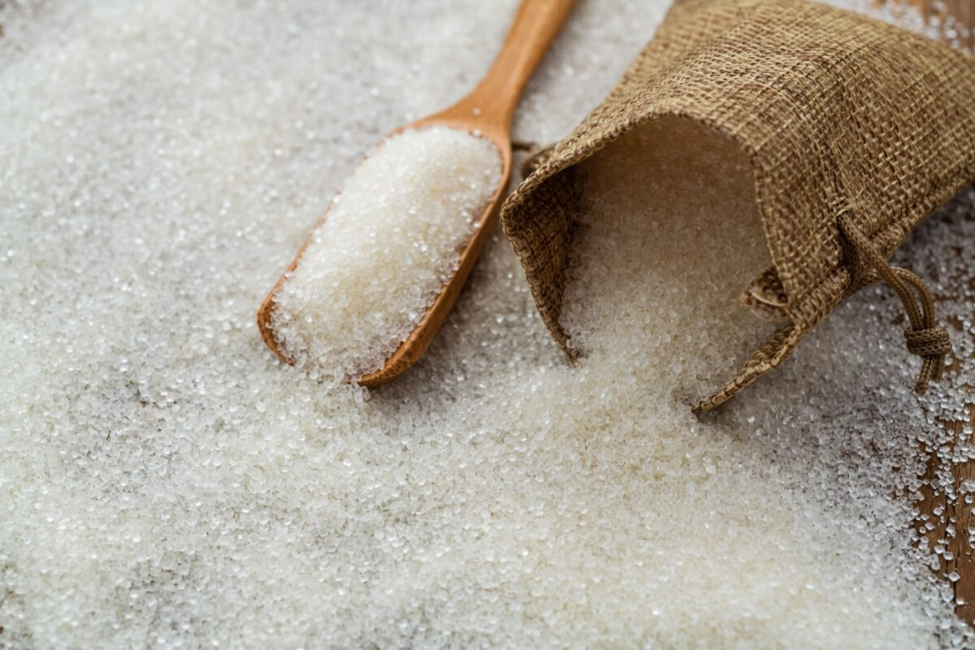 O banho de açúcar carrega uma simbologia singular que ajuda a atrair doçura, sorte e harmonia (Imagem: hxdbzxy | Shutterstock)