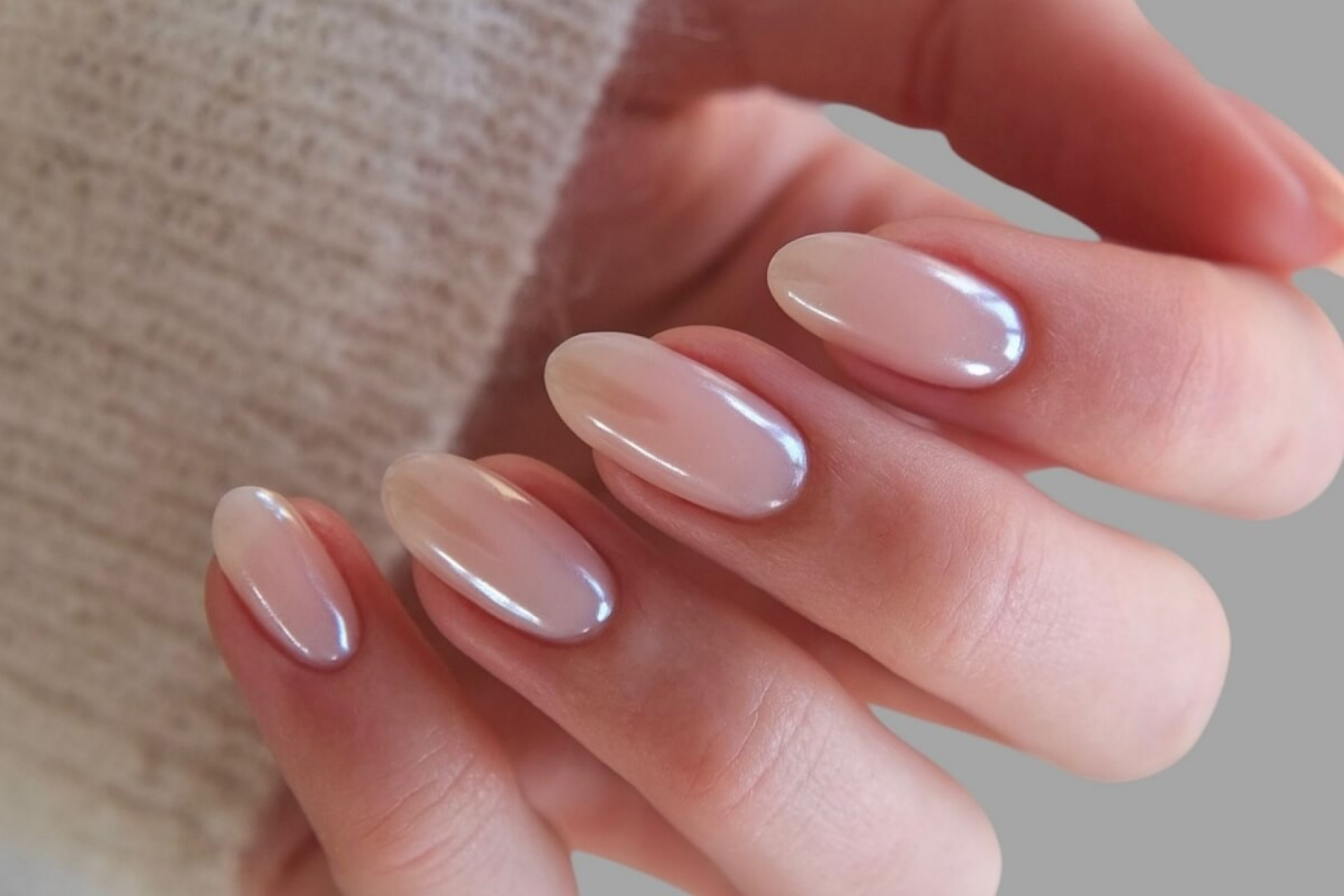 Unhas com acabamento espelhado seguem como a principal tendência de beleza (Imagem: Julian Photo Nail | Shutterstock)