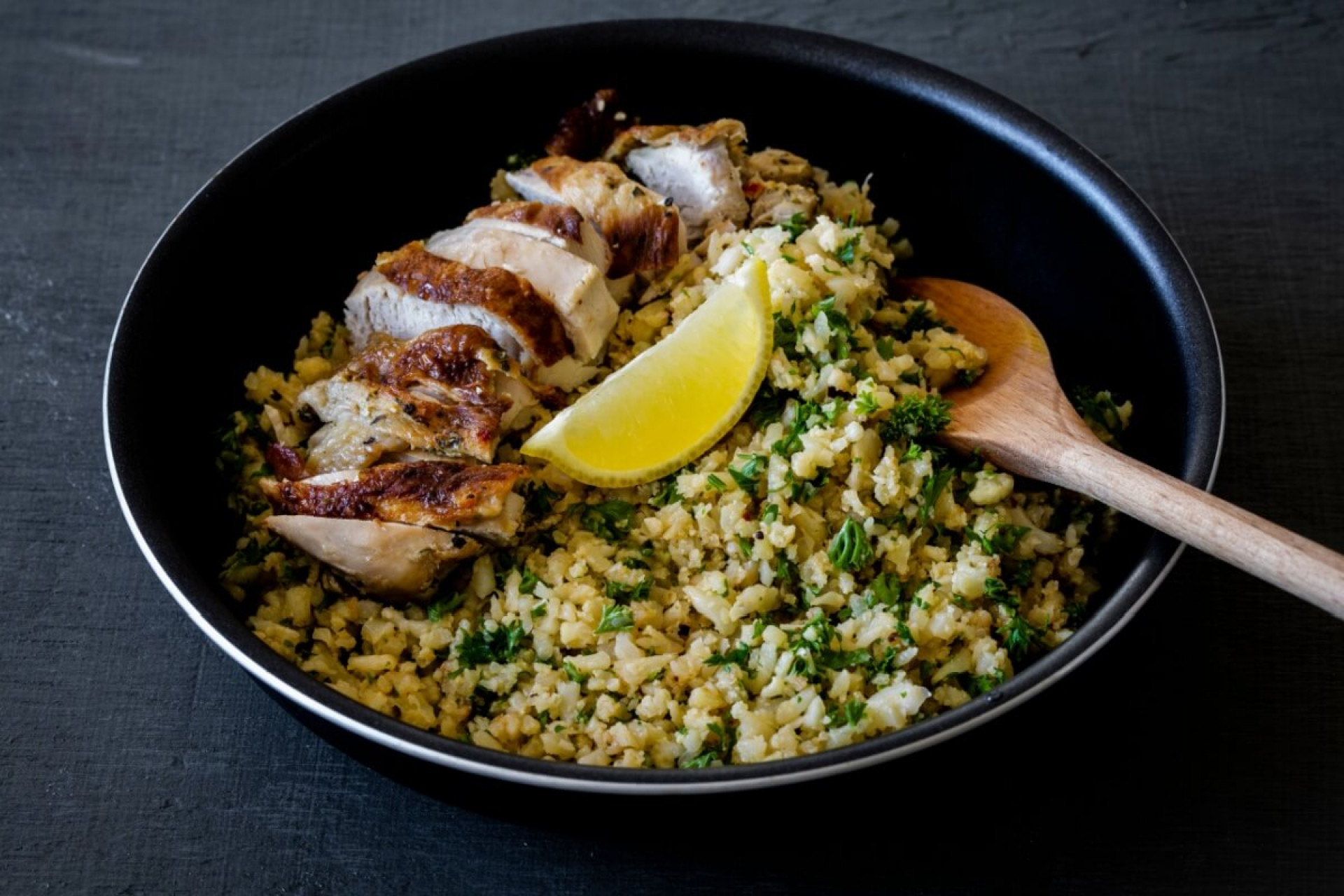 Frango grelhado com arroz de couve-flor (Imagem: Let Geo Create | Shutterstock)