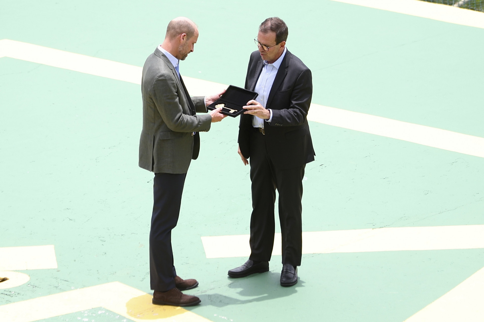 Príncipe William recebe do prefeito Eduardo Paes a chave da cidade do Rio em visita ao Pão de Açucar nesta segunda