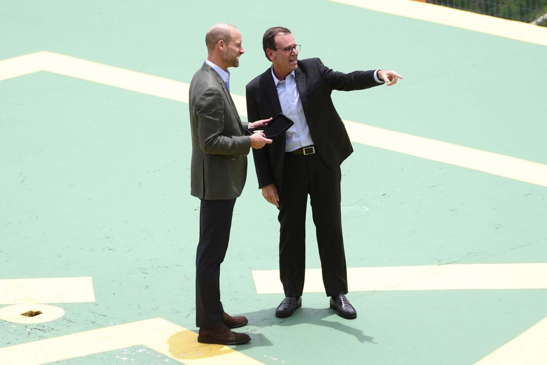 Príncipe William recebe do prefeito Eduardo Paes a chave da cidade do Rio em visita ao Pão de Açucar nesta segunda - Roberto Filho/Brasil News