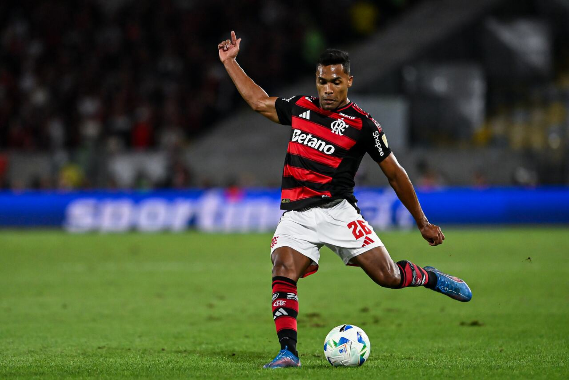 Convocados, Danilo e Alex Sandro podem desfalcar o Flamengo em dois jogos