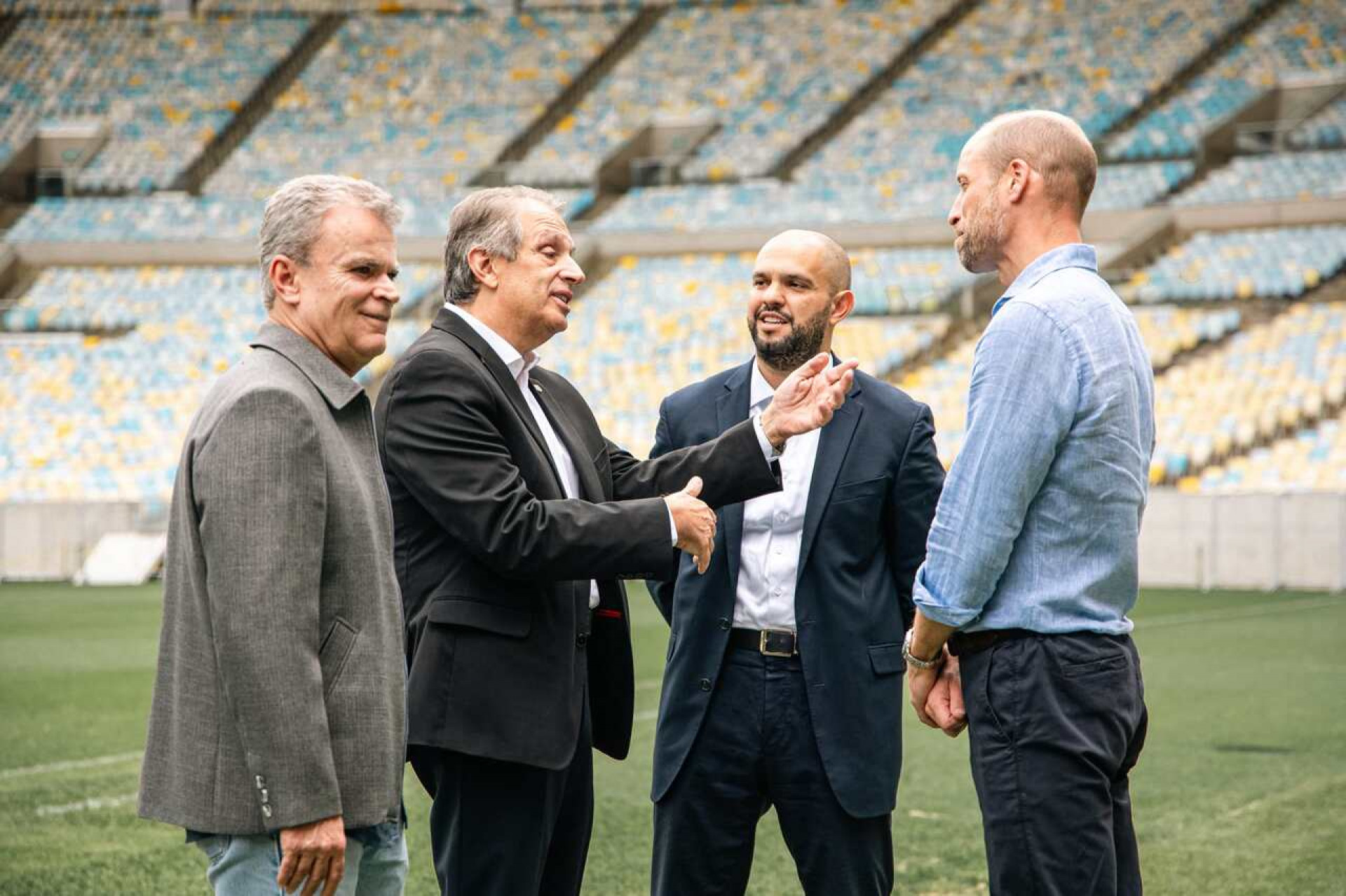 Flamengo e Fluminense participam de recepção ao príncipe William no Maracanã