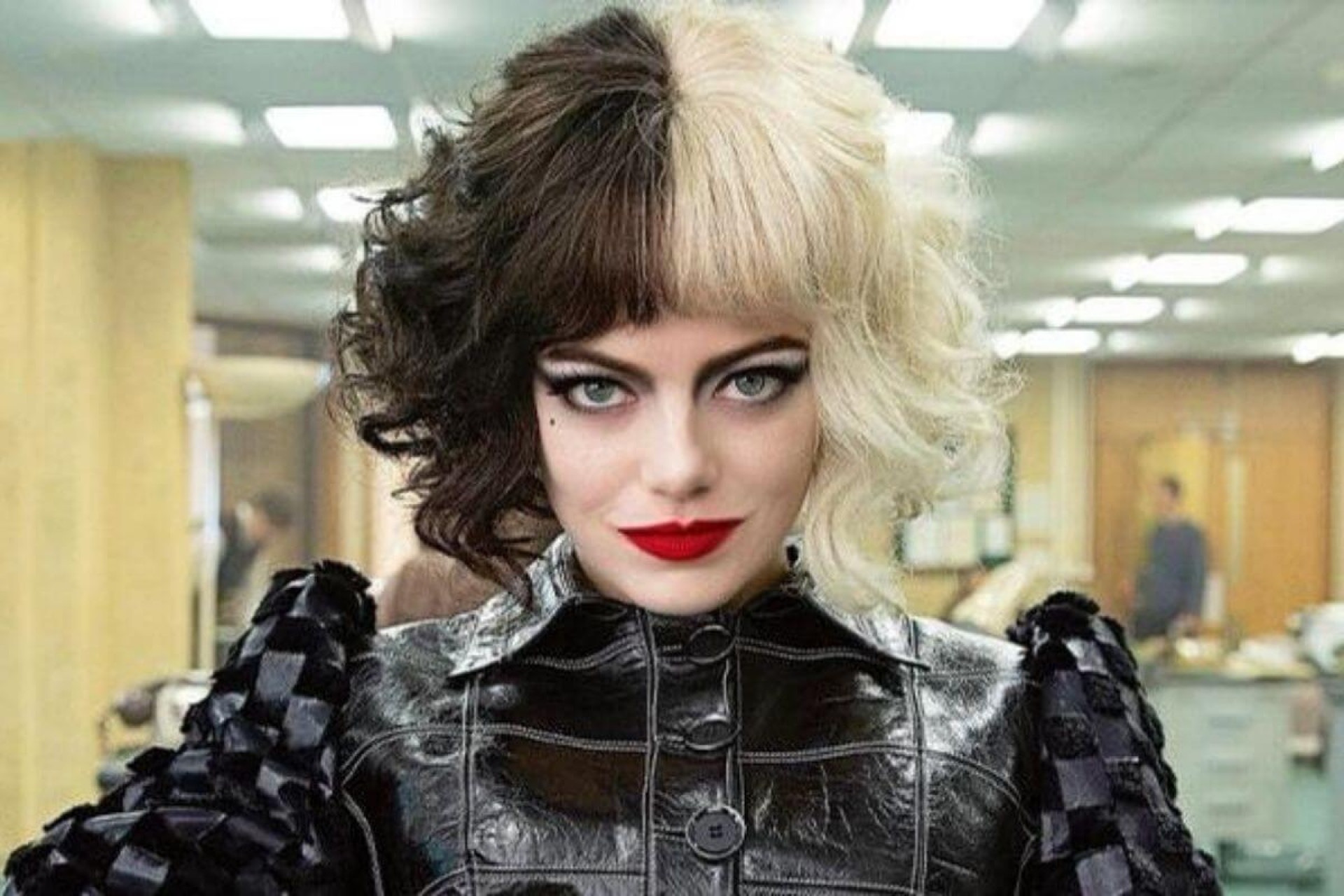 Penteados inspirados em filmes são a escolha perfeita para arrasar no visual de Halloween (Imagem: Reprodução digital | Walt Disney Pictures, Disney+ e Walt Disney Company)
