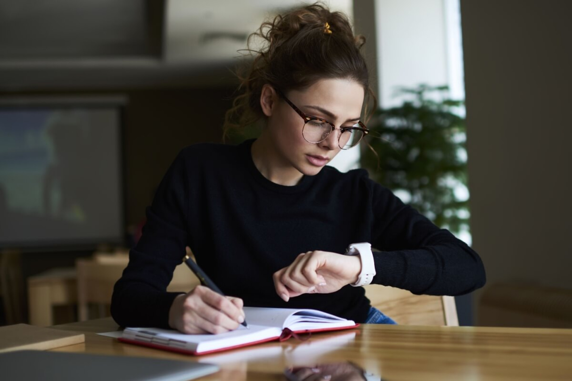 Quem pratica a escrita com constância aprimora a capacidade de planejar e organizar pensamentos com mais agilidade (Imagem: GaudiLab | Shutterstock)