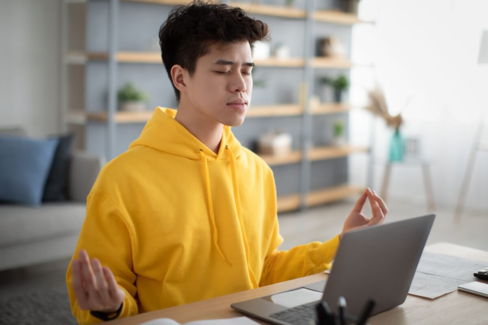Cuidar da saúde mental é essencial durante a preparação para o Enem (Imagem: Prostock-studio | Shutterstock)
