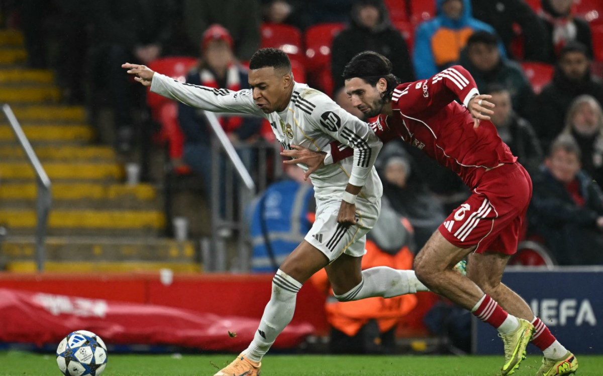 O húngaro Szoboszlai persegue Mbappe na luta pela bola: o camisa 8 do Liverpool foi destaque do jogo 