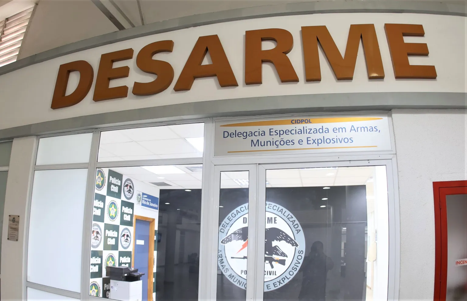Fachada da Delegacia de Armas, Munições e Explosivos (Desarme), responsável pela operação contra falsificação de registros de armas no RJ 