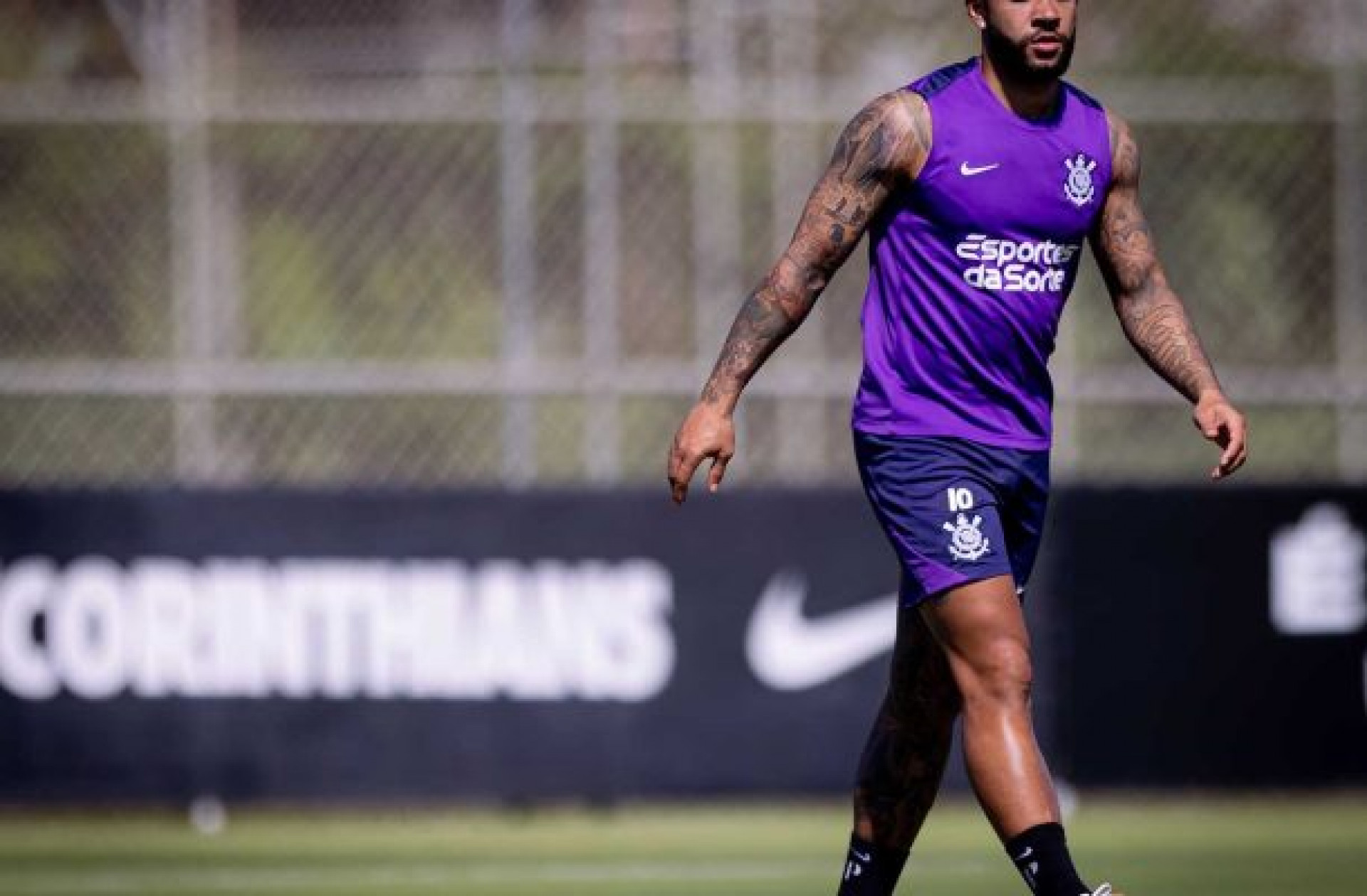 Memphis Depay muda de postura após influenciadora revelar gravidez