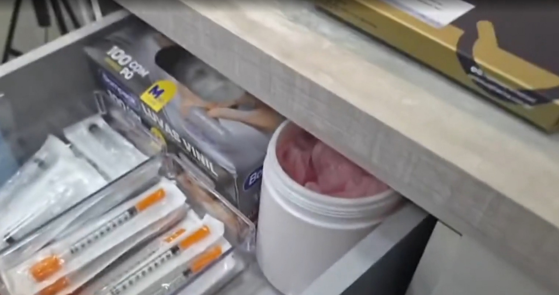 Fiscais encontraram diversos medicamentos irregulares - Reprodução / TV Globo