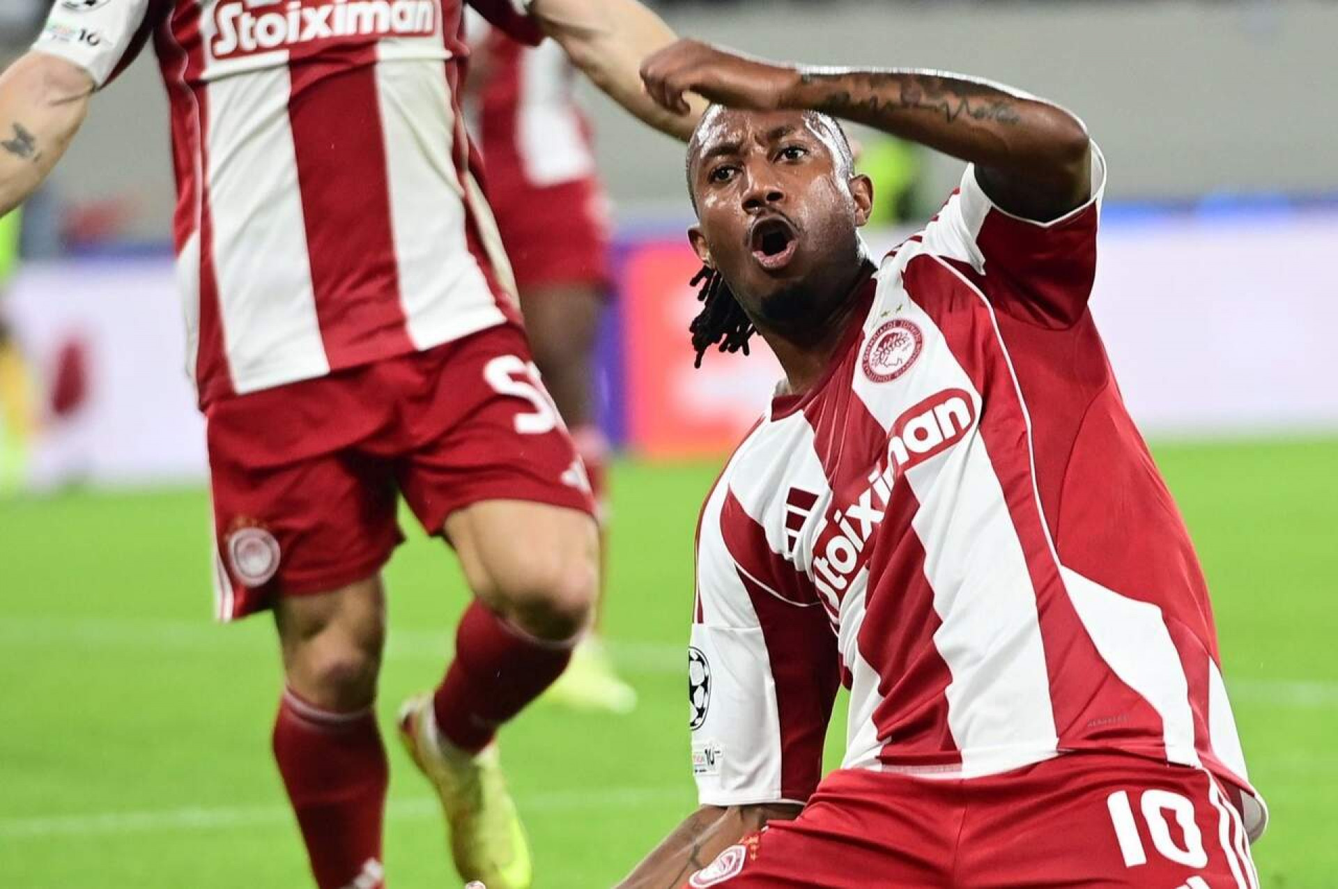 Olympiacos leva gol nos acréscimos e empata com o PSV