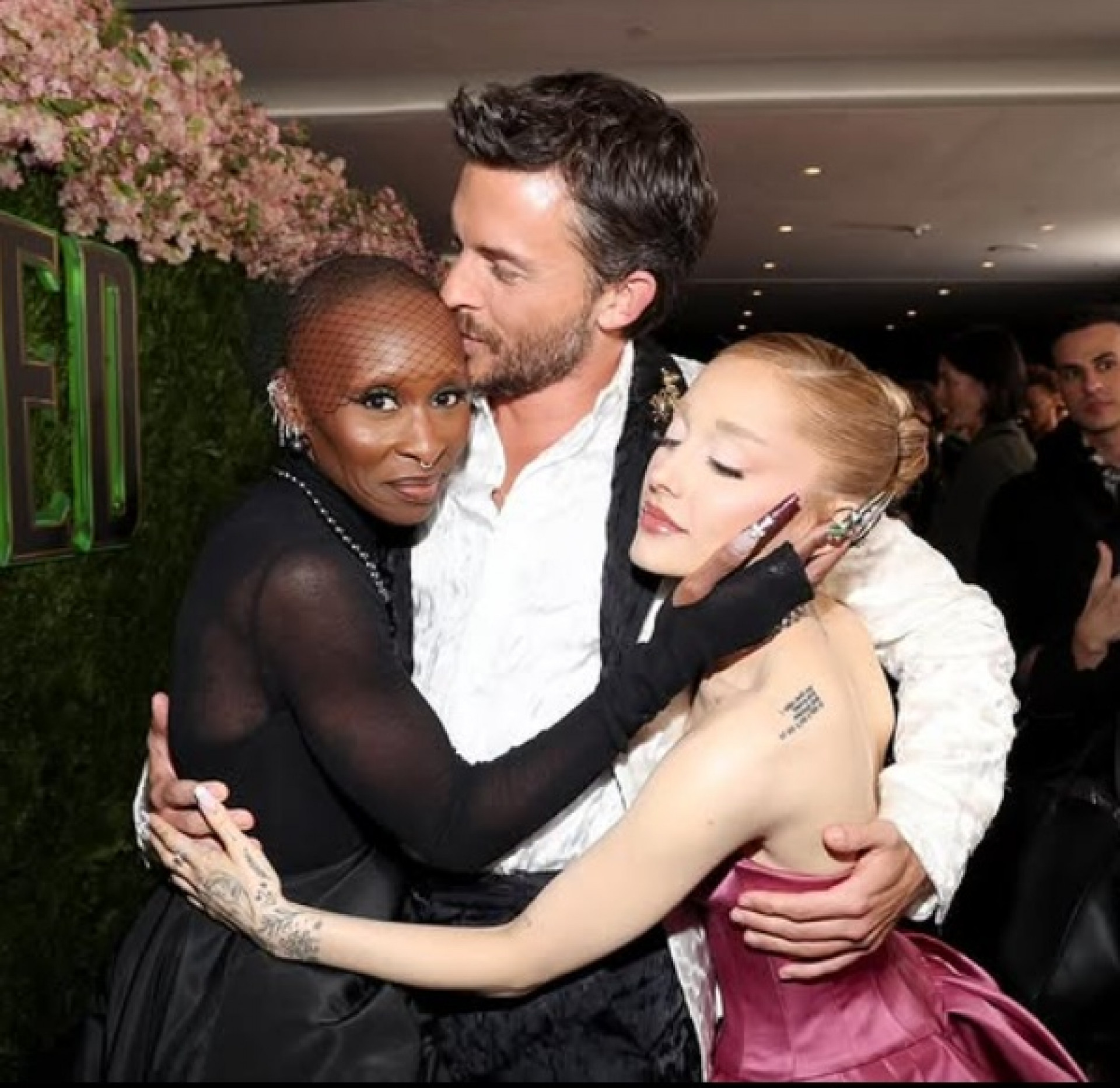Jonathan Bailey com Cynthia Erivo e Ariana Grande - Reprodução / Instagram