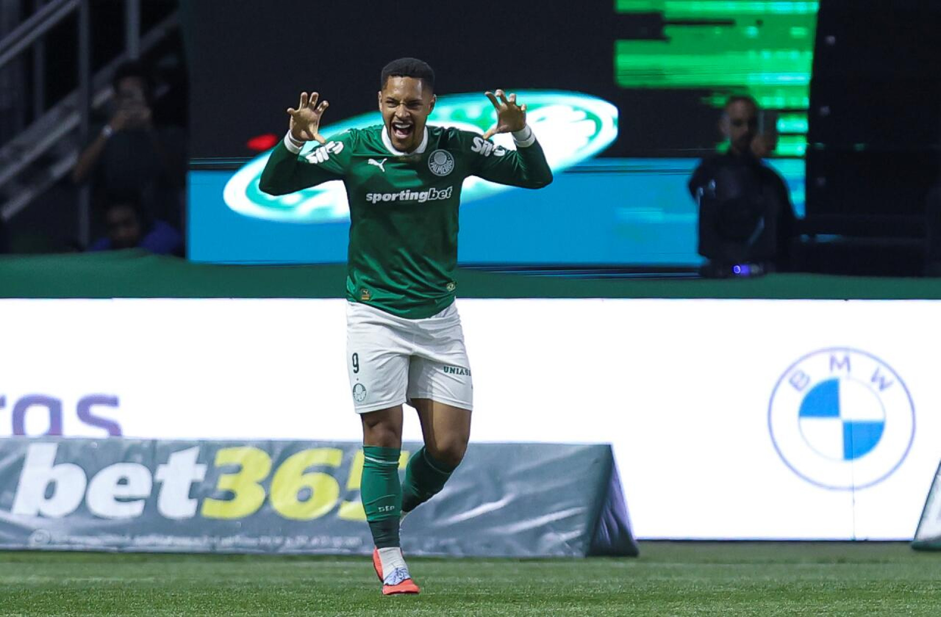 Empresário diz que clube da Premier League fará proposta milionária por Vitor Roque