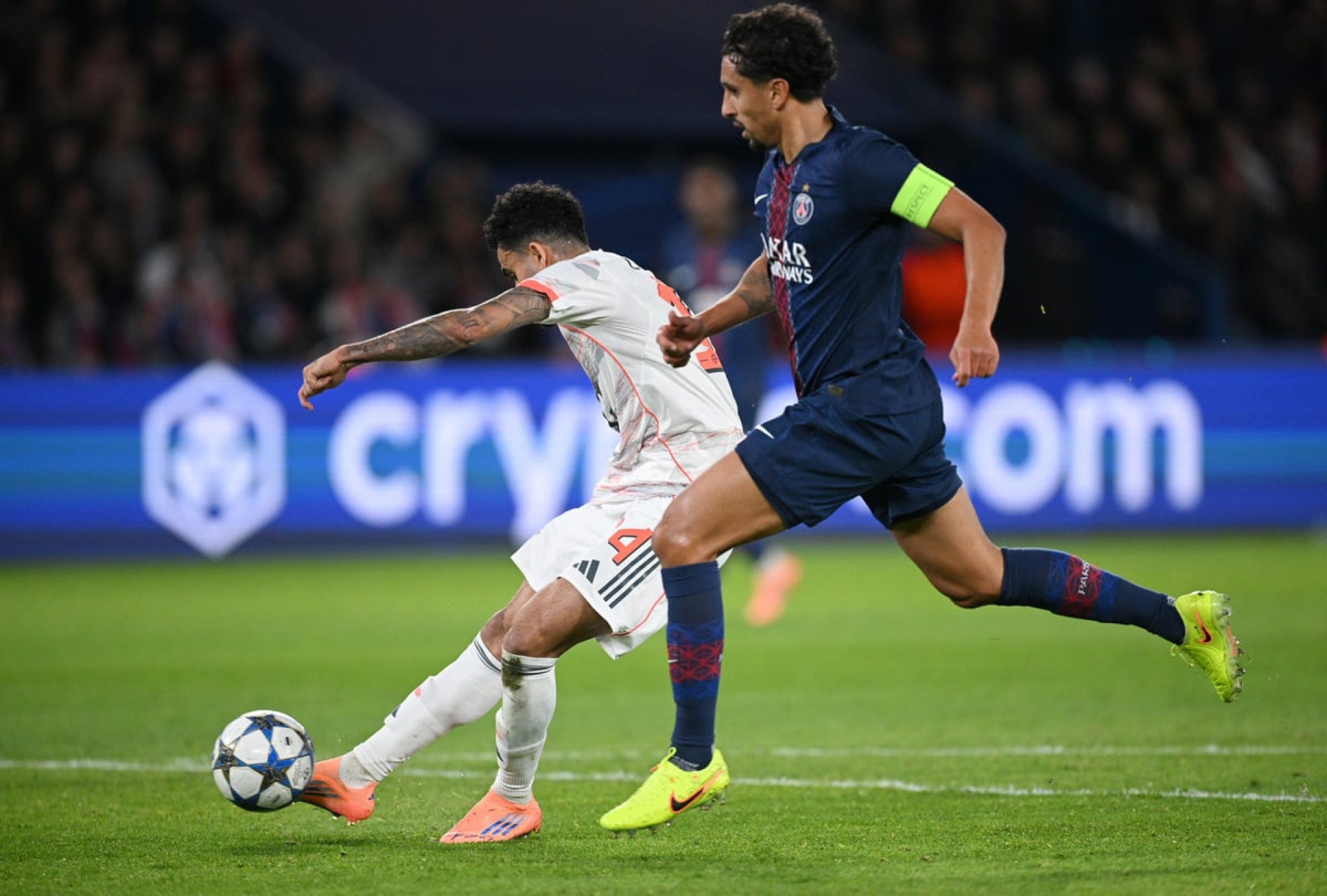 Com um a menos, Bayern de Munique sustenta pressão, vence o PSG e lidera Champions