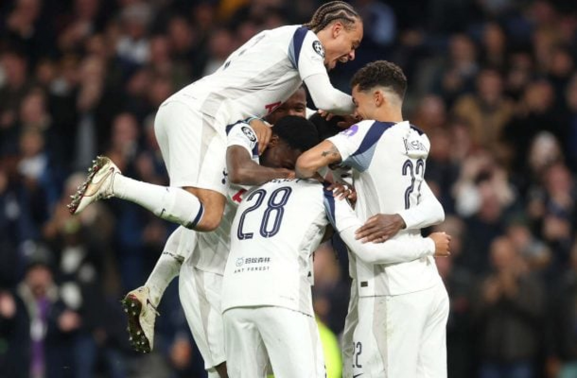 Richarlison perde pênalti, mas Tottenham goleia o Copenhagen na Champions