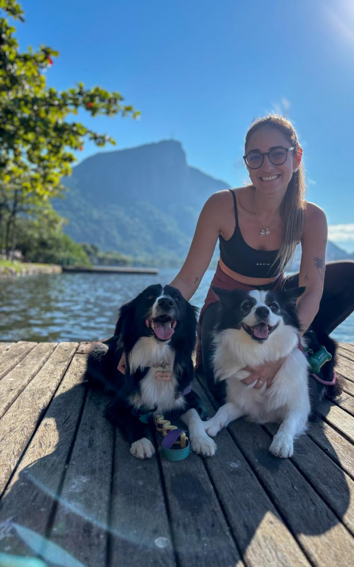 B&aacute;rbara Siciliano com as cachorras Zara e Tiquinha - Arquivo pessoal