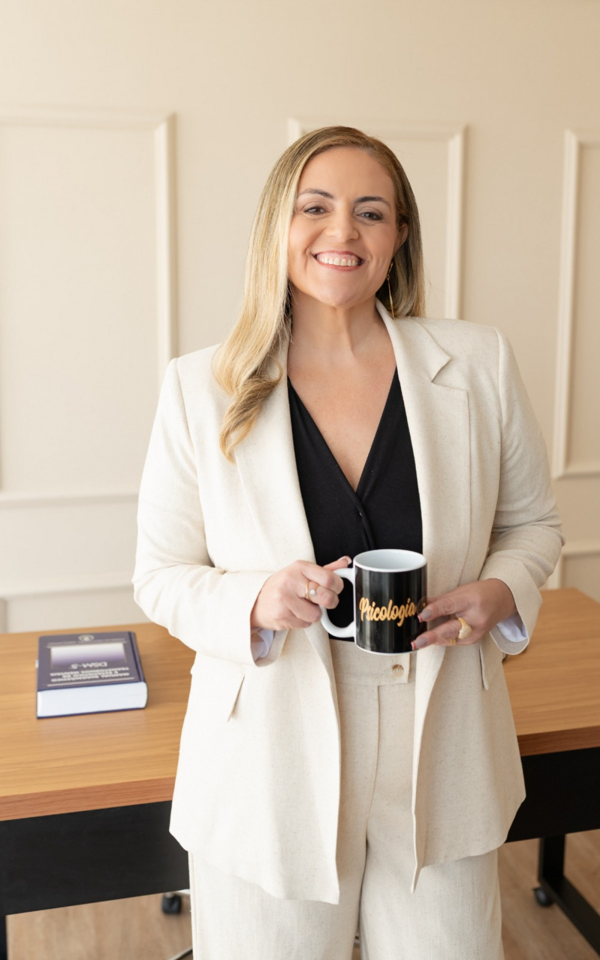 Michele Silveira diz que pets representam um espa&ccedil;o afetivo seguro, pois n&atilde;o julgam, n&atilde;o cobram e est&atilde;o sempre presentes - Divulga&ccedil;&atilde;o