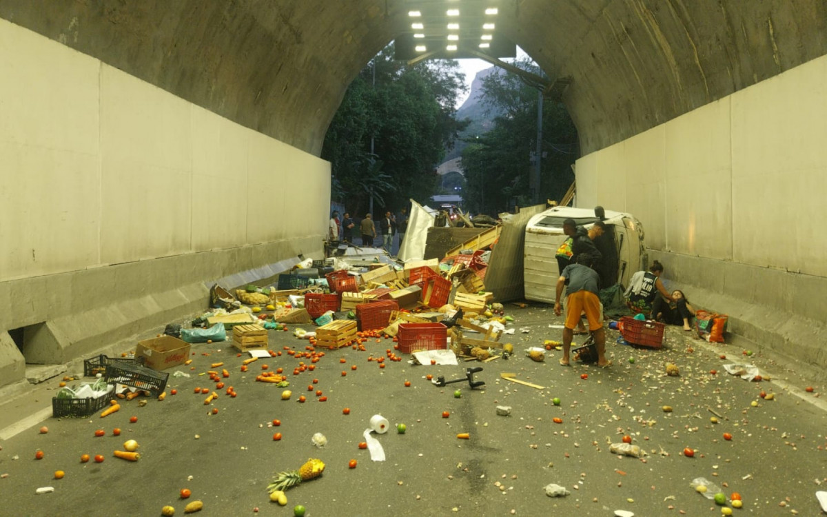 Urgente! Caminhão tomba em túnel Zuzu Angel e causa caos no Rio