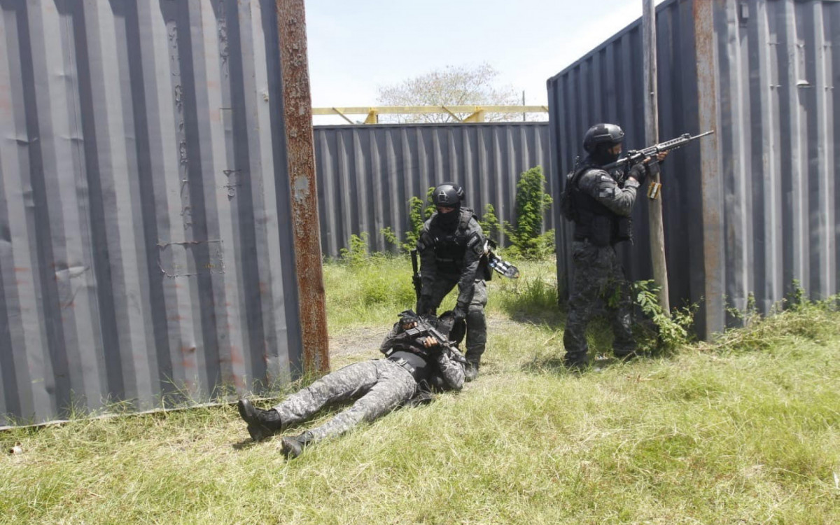 Policiais do COE realizam simulação de resgate - Reginaldo Pimenta / Agência O Dia