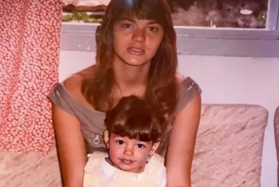 Isis Valverde resgata foto da infância no aniversário da mãe