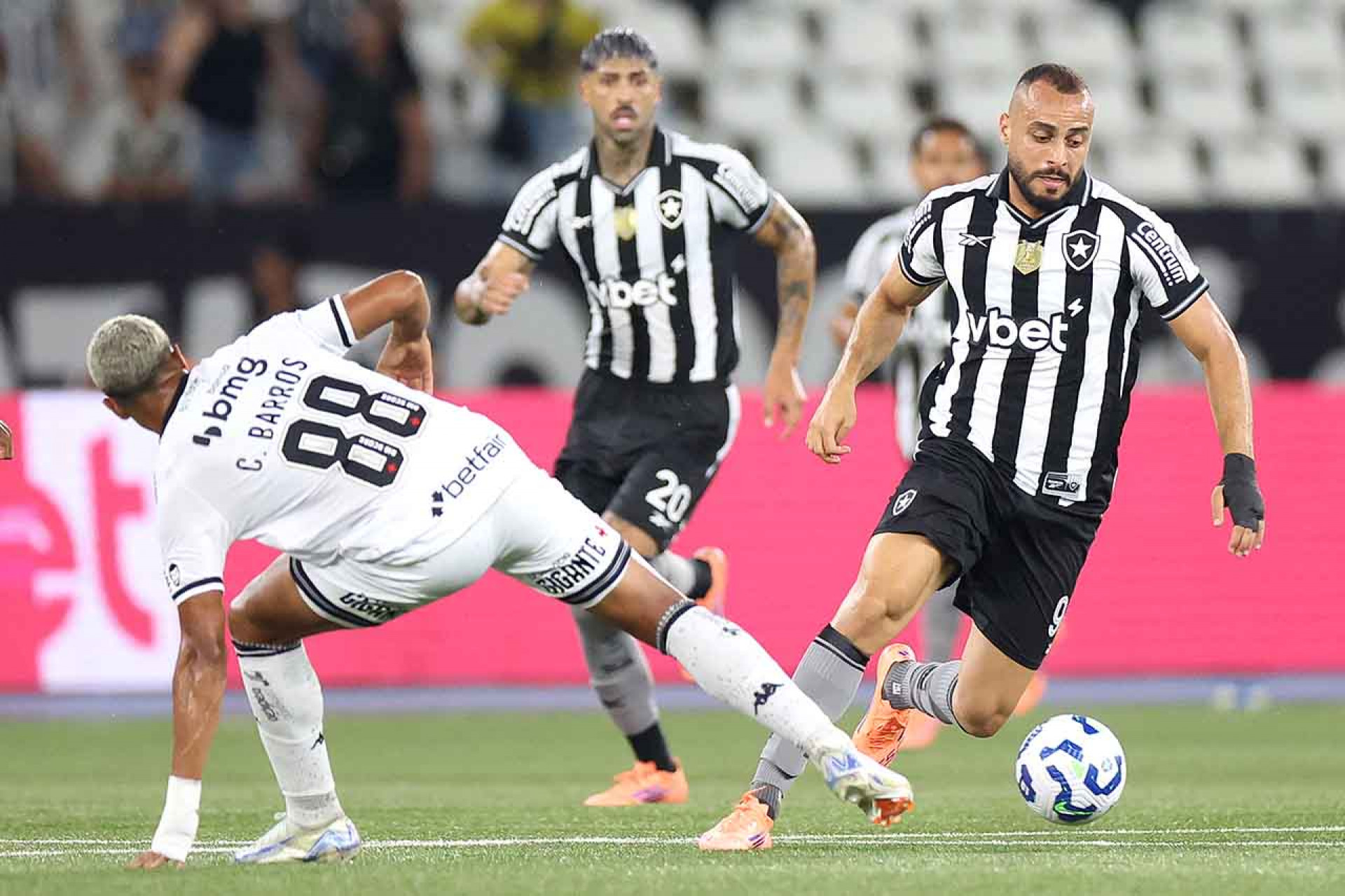 Botafogo se impõe no Nilton Santos, vence o Vasco e cola no G5 do Brasileirão