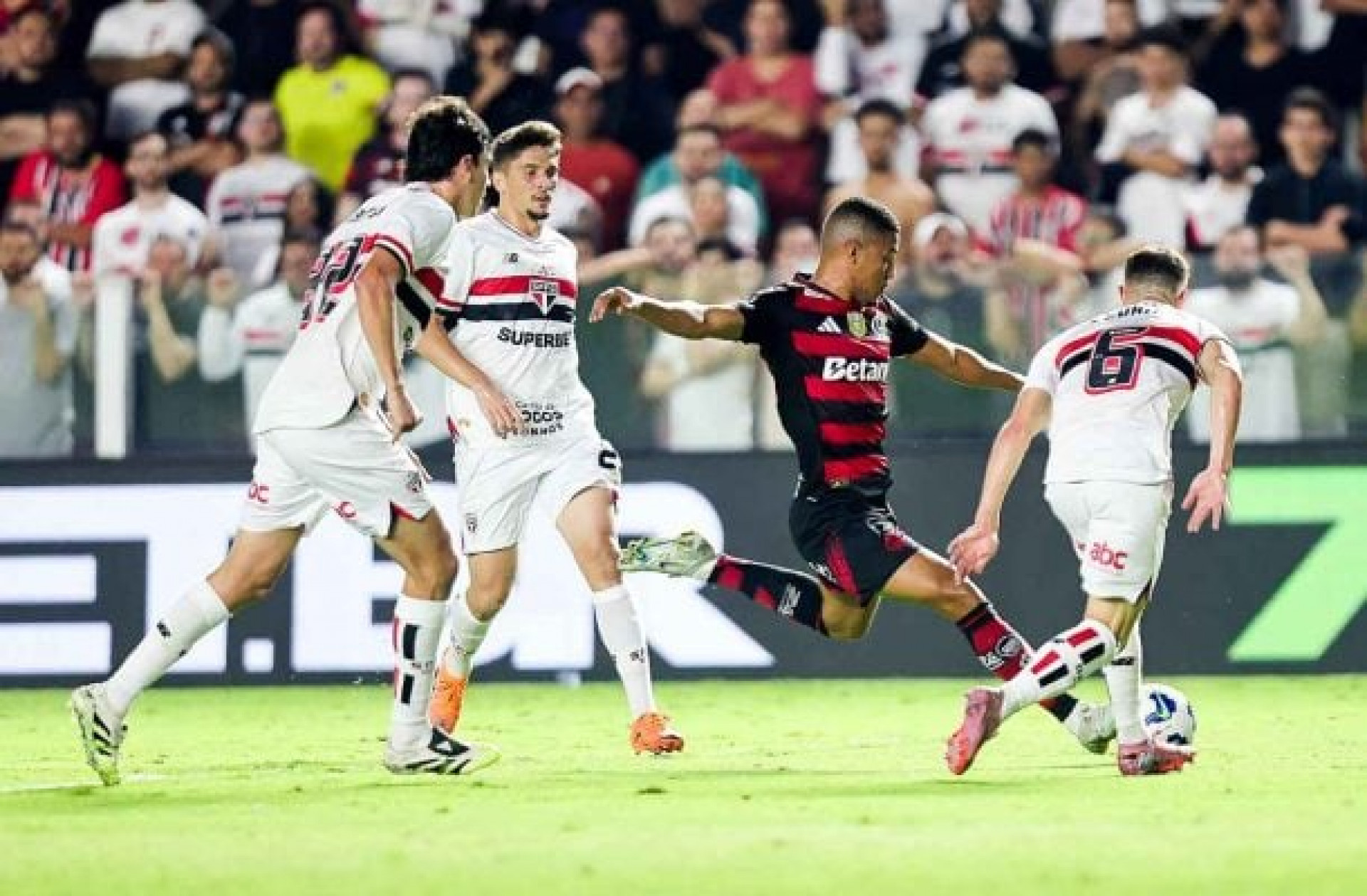 São Paulo e Flamengo empatam em grande jogo na Vila Belmiro