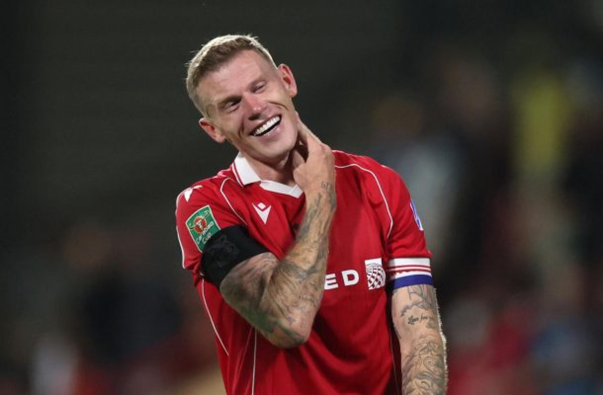 Jogador agride torcedor adversário antes de jogo da Copa da Liga Inglesa