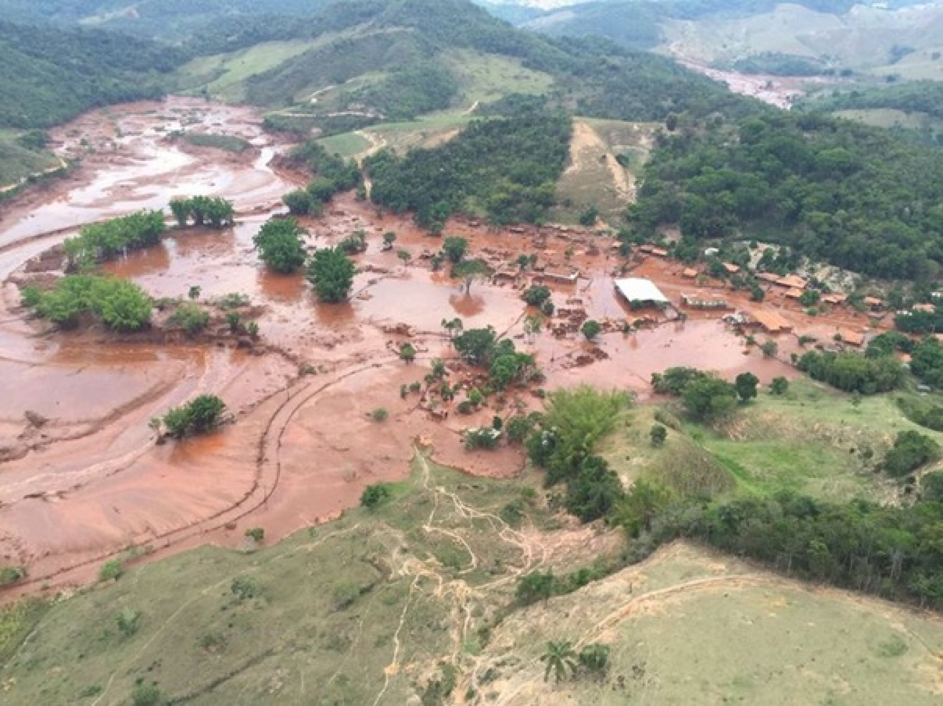 Barragem da mineradora Samarco se rompeu no distrito de Bento Rodrigues, zona rural a 23 quilômetros de Mariana - Divulgação / Corpo de Bombeiros de MG